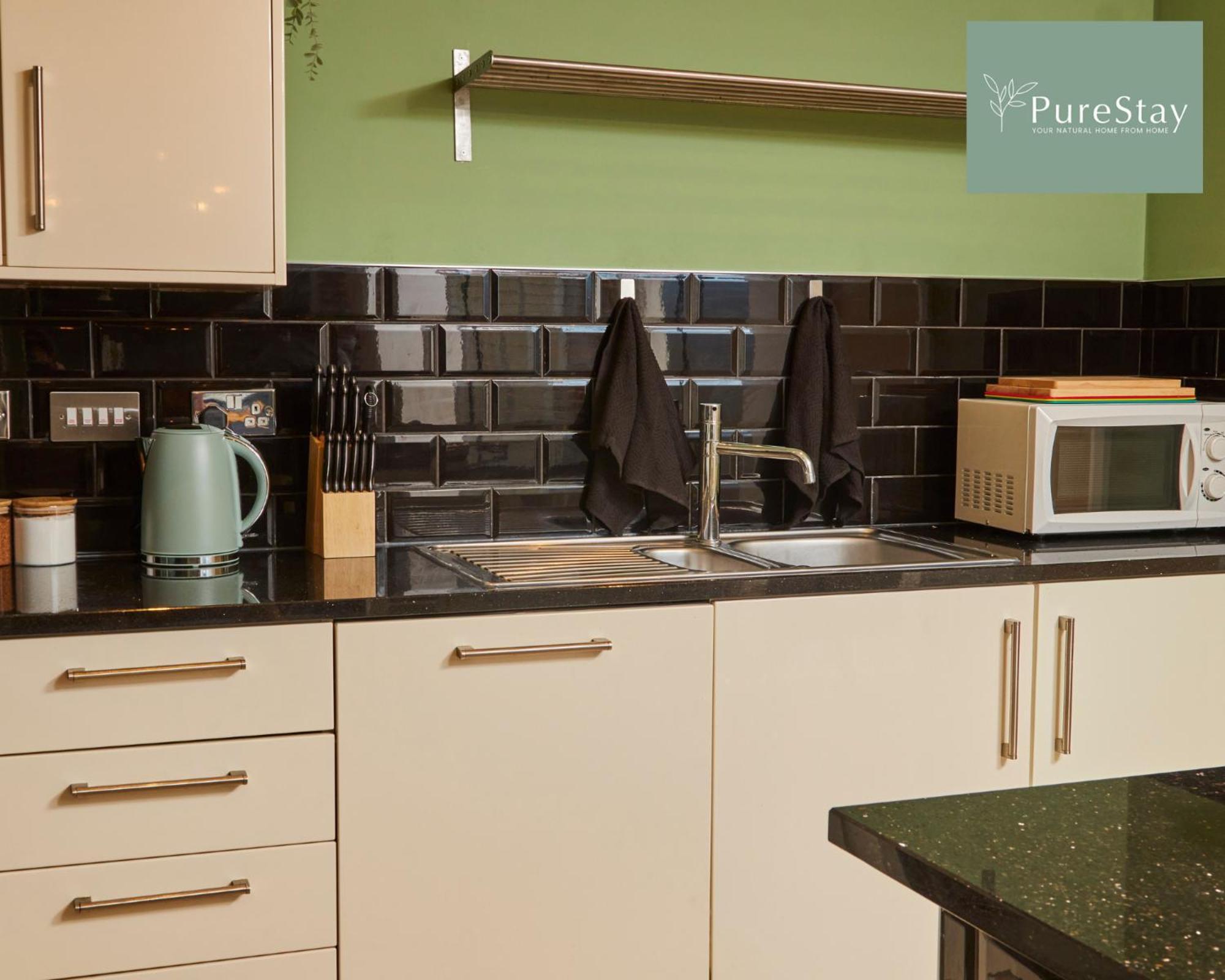 Superb House Manchester Near Etihad With Free Parking Sleeps 8 Eksteriør billede