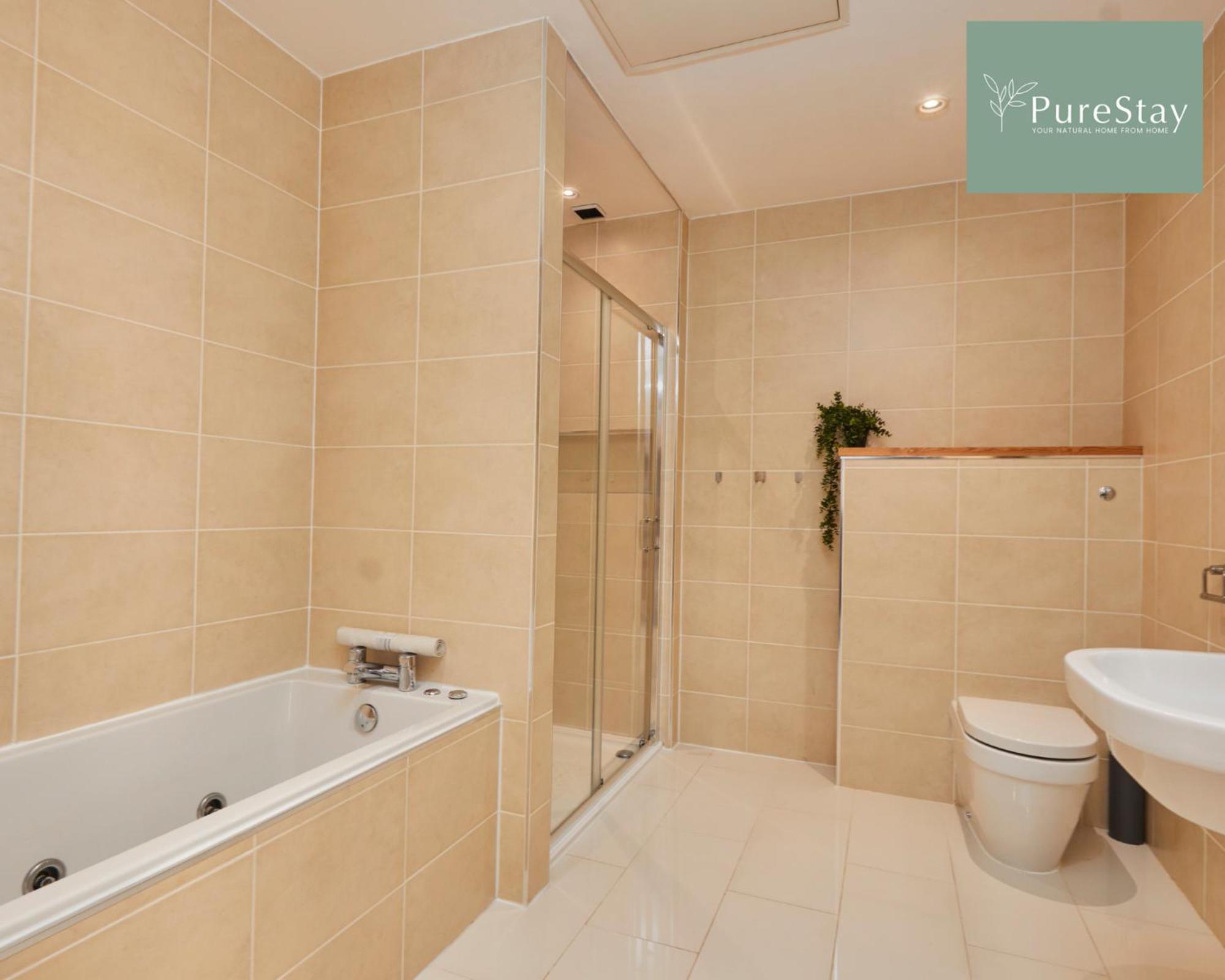 Superb House Manchester Near Etihad With Free Parking Sleeps 8 Eksteriør billede