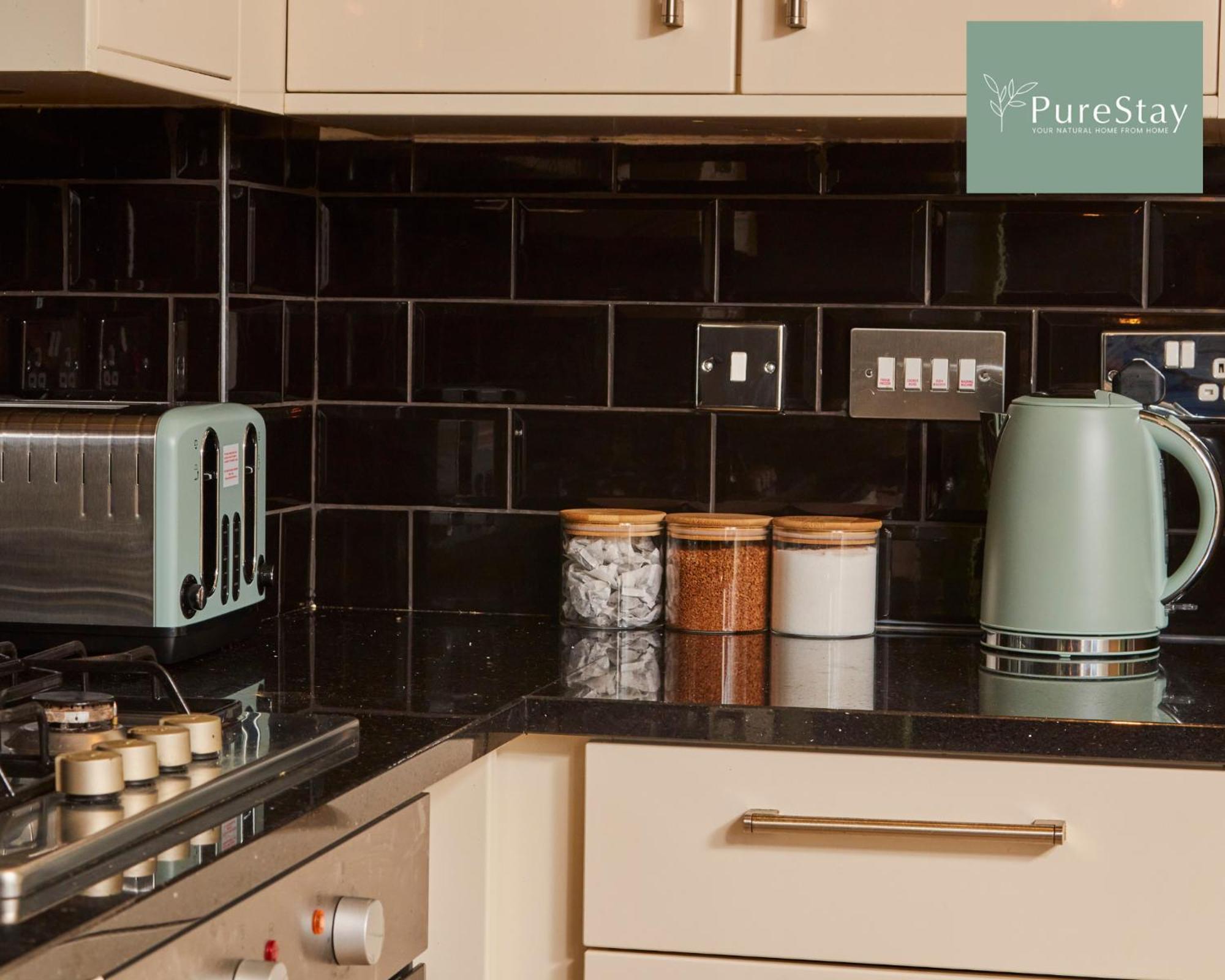 Superb House Manchester Near Etihad With Free Parking Sleeps 8 Eksteriør billede