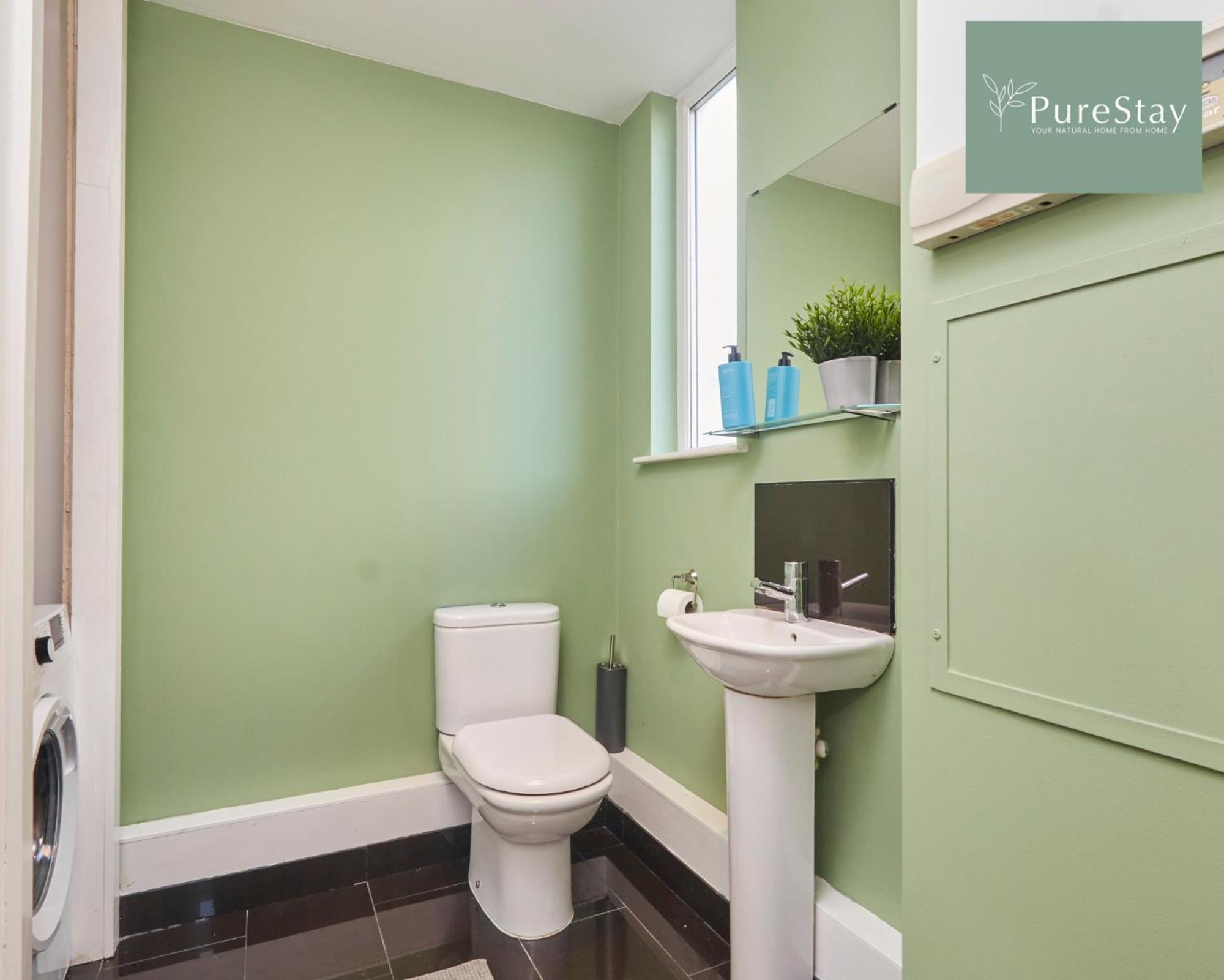 Superb House Manchester Near Etihad With Free Parking Sleeps 8 Eksteriør billede