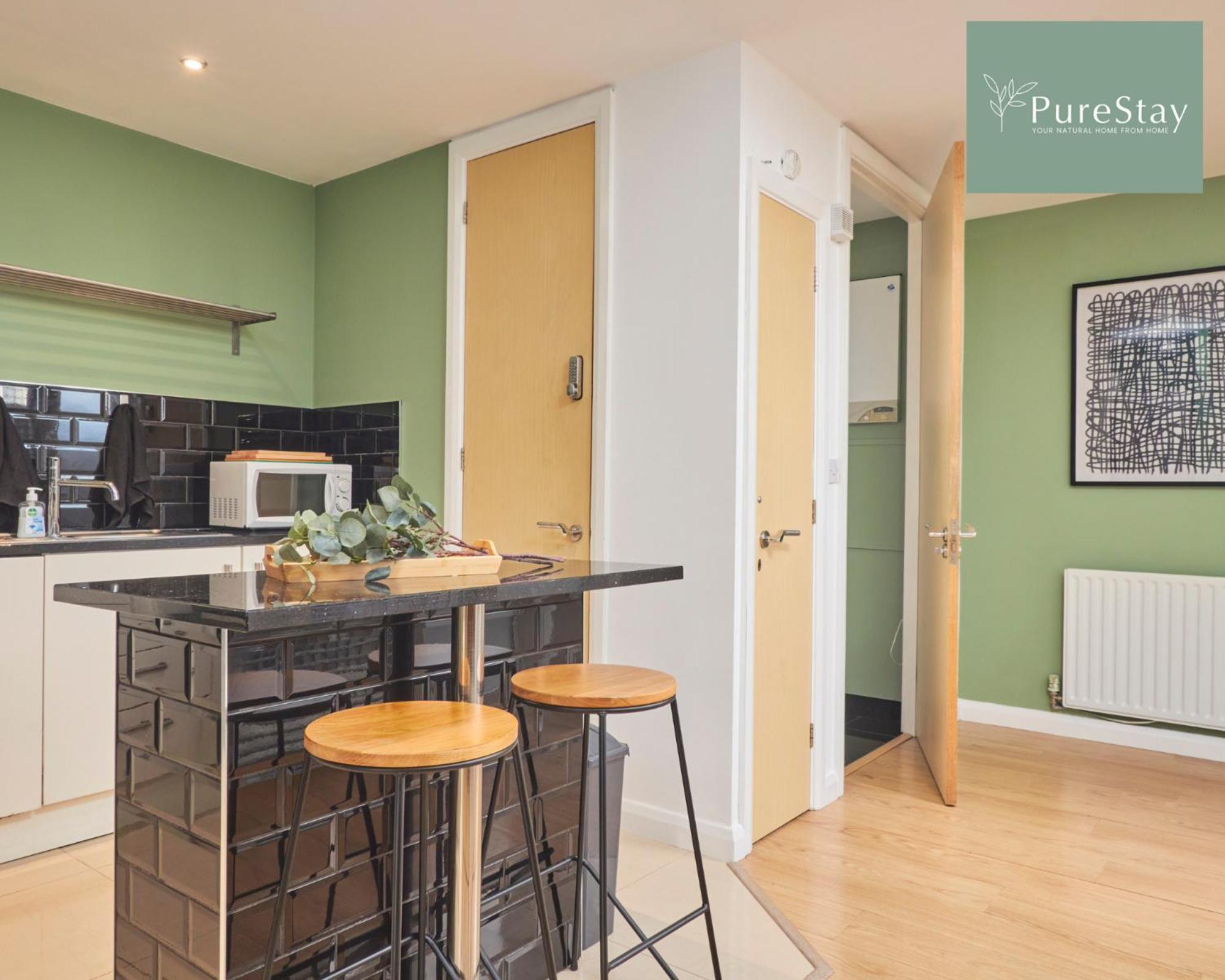 Superb House Manchester Near Etihad With Free Parking Sleeps 8 Eksteriør billede