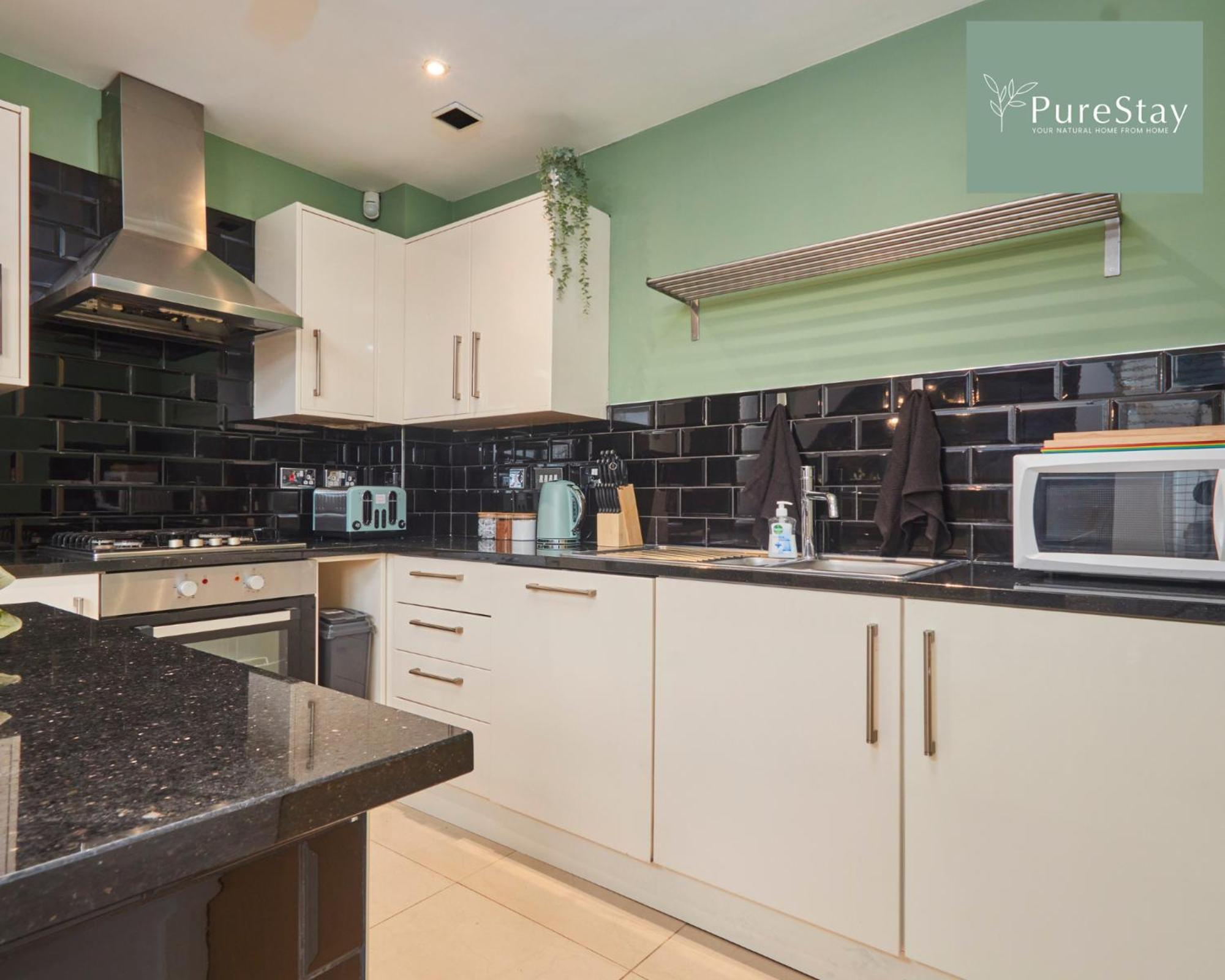 Superb House Manchester Near Etihad With Free Parking Sleeps 8 Eksteriør billede